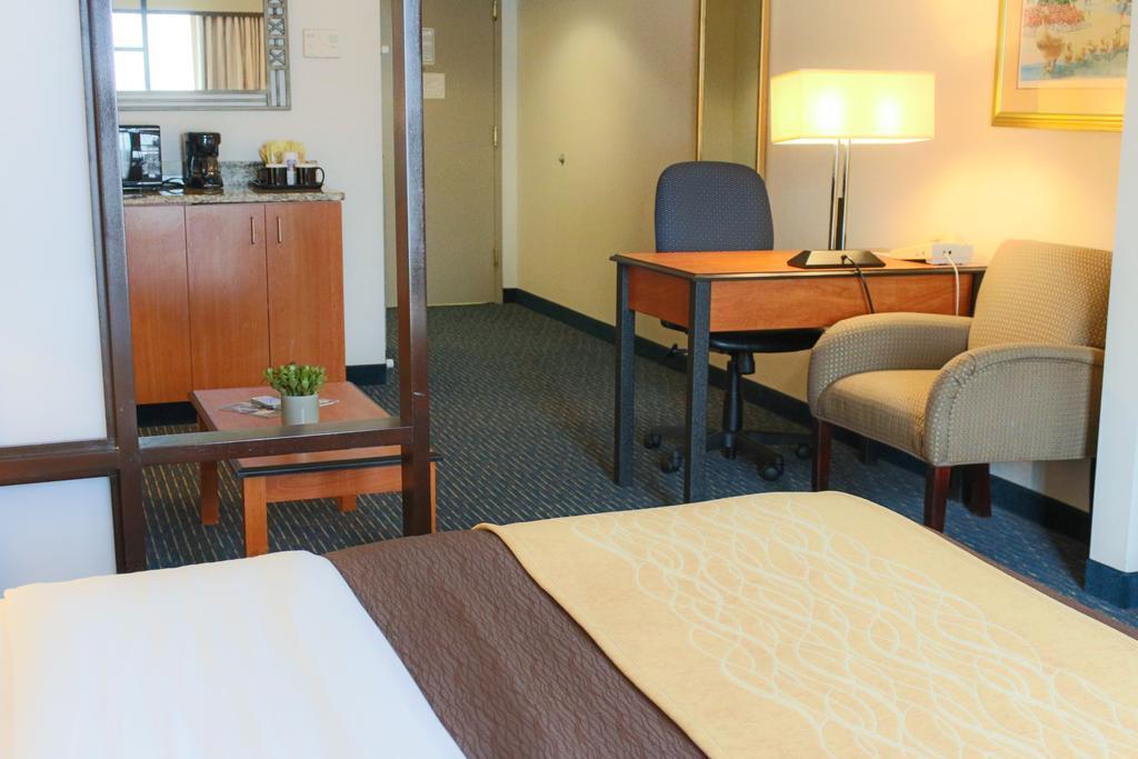 Comfort Inn & Suites Logan International Airport Ривиър Екстериор снимка