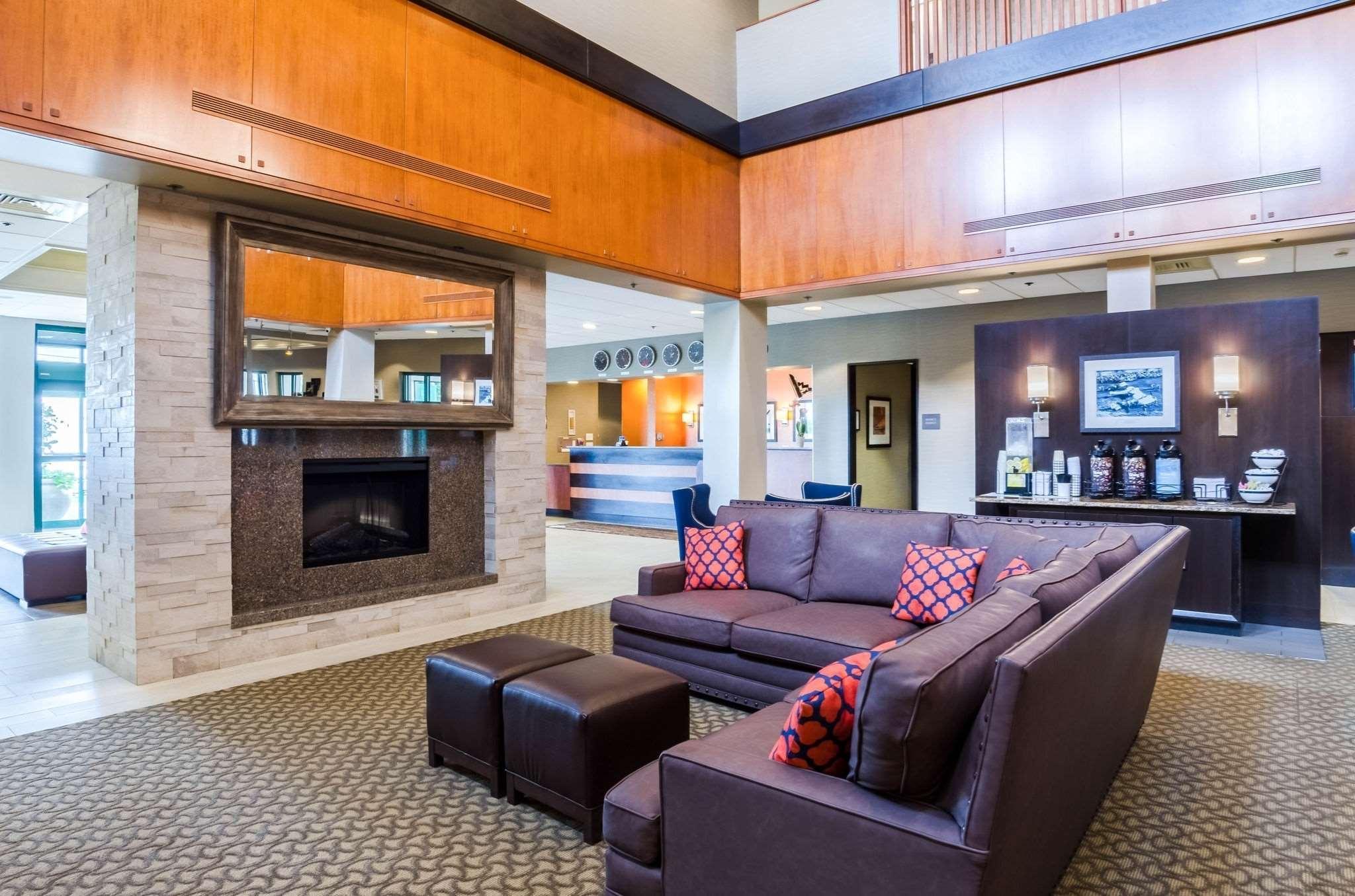 Comfort Inn & Suites Logan International Airport Ривиър Екстериор снимка