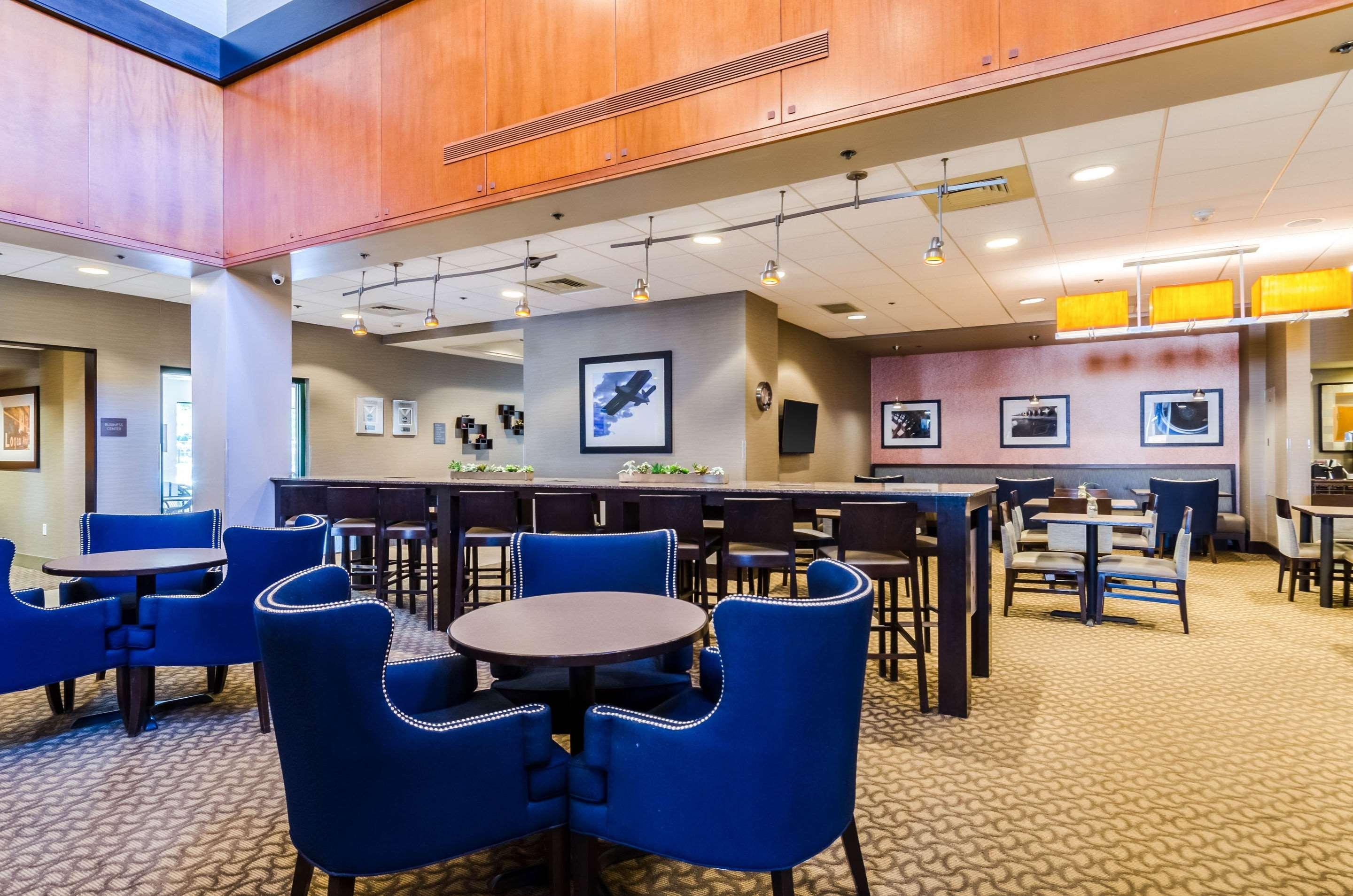 Comfort Inn & Suites Logan International Airport Ривиър Екстериор снимка