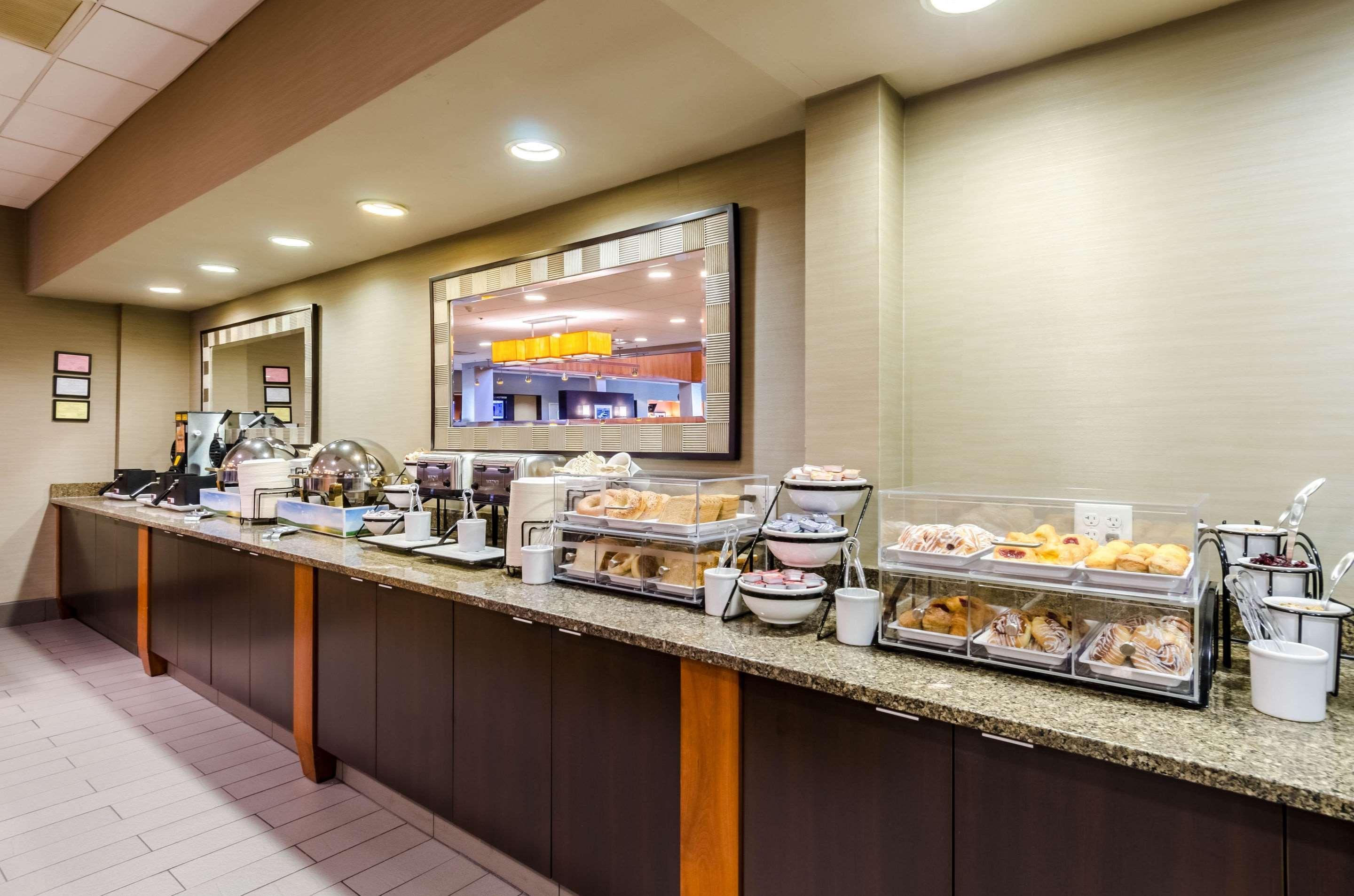 Comfort Inn & Suites Logan International Airport Ривиър Екстериор снимка