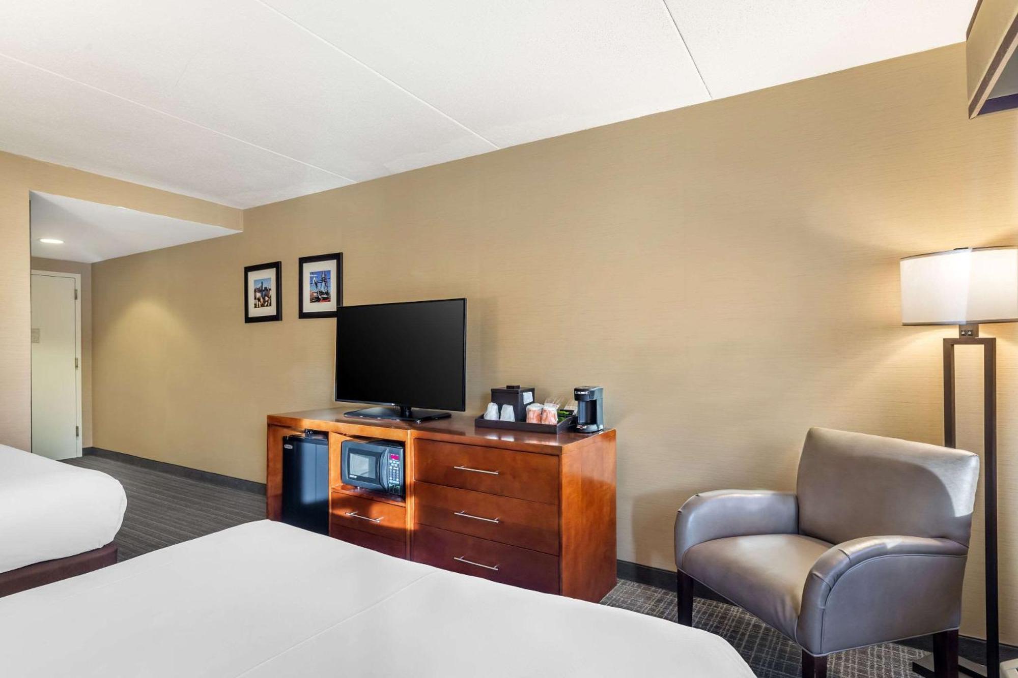 Comfort Inn & Suites Logan International Airport Ривиър Екстериор снимка