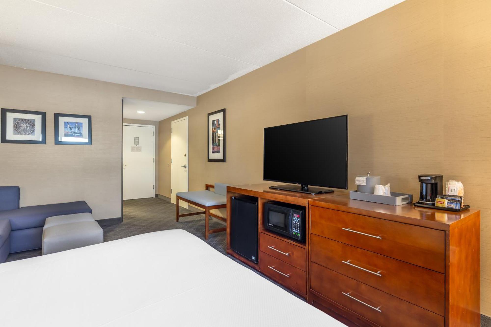 Comfort Inn & Suites Logan International Airport Ривиър Екстериор снимка