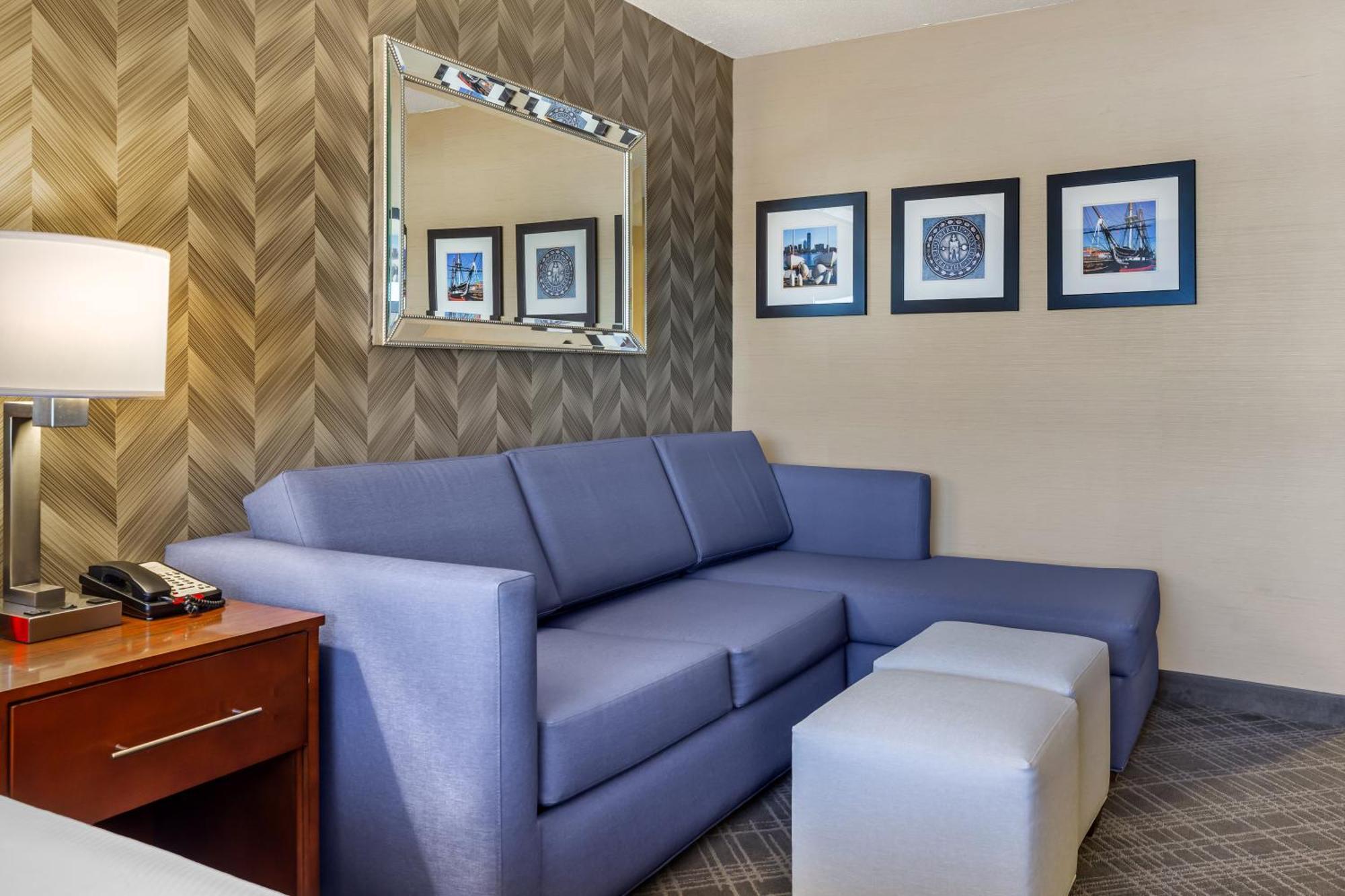 Comfort Inn & Suites Logan International Airport Ривиър Екстериор снимка